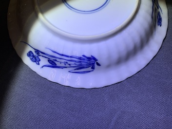 Zes Chinese blauwwitte koppen en schotels met floraal decor, Kangxi