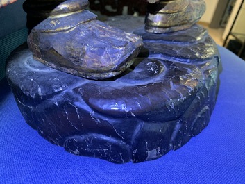 Een grote Chinese verguld houten figuur van een bewaker, 17/18e eeuw
