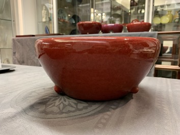 Quatre bols en porcelaine de Chine sang de boeuf, 19/20&egrave;me