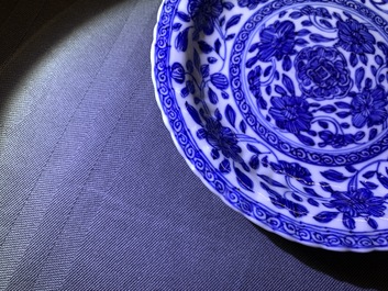 Zes Chinese blauwwitte koppen en schotels met floraal decor, Kangxi