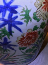 Een Chinese wucai pot met floraal decor, Transitie periode