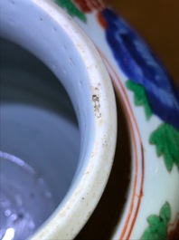 Een Chinese wucai pot met floraal decor, Transitie periode