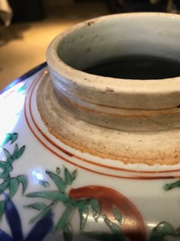 Een Chinese wucai pot met floraal decor, Transitie periode