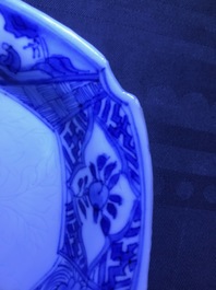 Een Chinese blauwwitte Yixing-stijl theepot en een Anhua bord, Tianqi en Kangxi