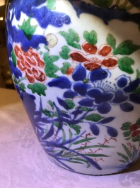 Een Chinese wucai pot met floraal decor, Transitie periode
