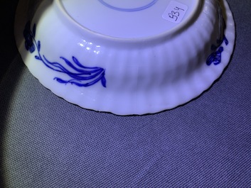 Zes Chinese blauwwitte koppen en schotels met floraal decor, Kangxi