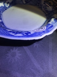 Een Chinese blauwwitte Yixing-stijl theepot en een Anhua bord, Tianqi en Kangxi