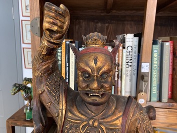 Een grote Chinese verguld houten figuur van een bewaker, 17/18e eeuw