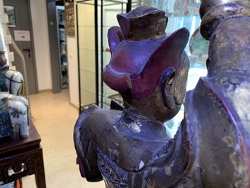 Een grote Chinese verguld houten figuur van een bewaker, 17/18e eeuw