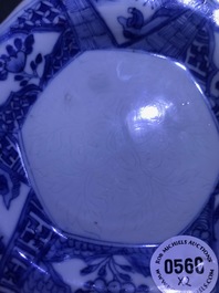 Een Chinese blauwwitte Yixing-stijl theepot en een Anhua bord, Tianqi en Kangxi