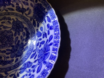Zes Chinese blauwwitte koppen en schotels met floraal decor, Kangxi