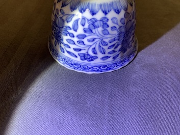 Zes Chinese blauwwitte koppen en schotels met floraal decor, Kangxi