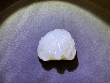 Un groupe en jade c&eacute;ladon figurant une p&ecirc;che et deux singes, Chine, 19/20&egrave;me