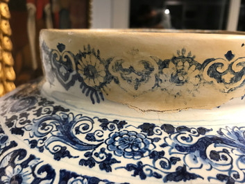 Een grote blauwwitte Delftse vaas met floraal decor, 17/18e eeuw