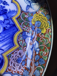 Un plat en fa&iuml;ence de Delft polychrome &agrave; d&eacute;cor romantique, 18&egrave;me