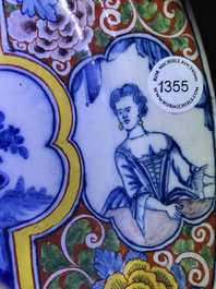 Un plat en fa&iuml;ence de Delft polychrome &agrave; d&eacute;cor romantique, 18&egrave;me