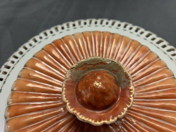Un bol &agrave; ch&acirc;taignes et son couvercle en porcelaine de Chine d&rsquo;exportation, Qianlong