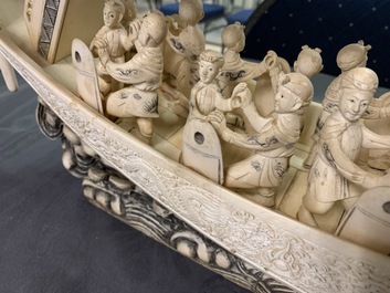 Een grote Chinese ivoren drakenboot op houten sokkel, 19e eeuw