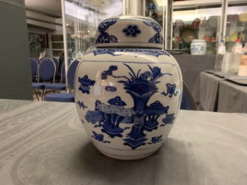 Un pot couvert en porcelaine de Chine bleu et blanc &agrave; d&eacute;cor d'antiquit&eacute;s, Kangxi