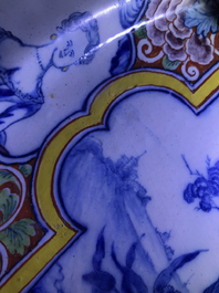 Un plat en fa&iuml;ence de Delft polychrome &agrave; d&eacute;cor romantique, 18&egrave;me