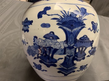 Un pot couvert en porcelaine de Chine bleu et blanc &agrave; d&eacute;cor d'antiquit&eacute;s, Kangxi