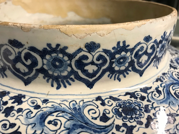 Een grote blauwwitte Delftse vaas met floraal decor, 17/18e eeuw