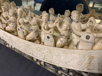 Een grote Chinese ivoren drakenboot op houten sokkel, 19e eeuw