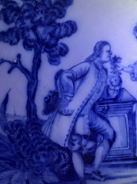 Un plat en fa&iuml;ence de Delft polychrome &agrave; d&eacute;cor romantique, 18&egrave;me