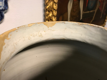 Een grote blauwwitte Delftse vaas met floraal decor, 17/18e eeuw