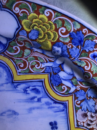 Un plat en fa&iuml;ence de Delft polychrome &agrave; d&eacute;cor romantique, 18&egrave;me