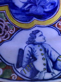 Un plat en fa&iuml;ence de Delft polychrome &agrave; d&eacute;cor romantique, 18&egrave;me