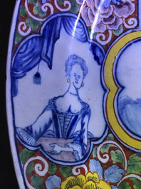 Un plat en fa&iuml;ence de Delft polychrome &agrave; d&eacute;cor romantique, 18&egrave;me