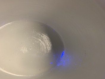 A Chinese blue and white bowl and cover with antiquities design, Kangxi