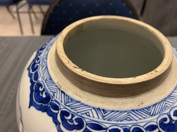 Un pot couvert en porcelaine de Chine bleu et blanc &agrave; d&eacute;cor d'antiquit&eacute;s, Kangxi