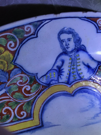 Un plat en fa&iuml;ence de Delft polychrome &agrave; d&eacute;cor romantique, 18&egrave;me