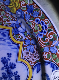 Un plat en fa&iuml;ence de Delft polychrome &agrave; d&eacute;cor romantique, 18&egrave;me