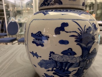 Un pot couvert en porcelaine de Chine bleu et blanc &agrave; d&eacute;cor d'antiquit&eacute;s, Kangxi