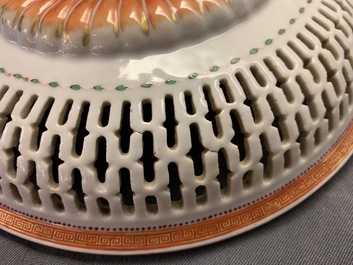 Un bol &agrave; ch&acirc;taignes et son couvercle en porcelaine de Chine d&rsquo;exportation, Qianlong