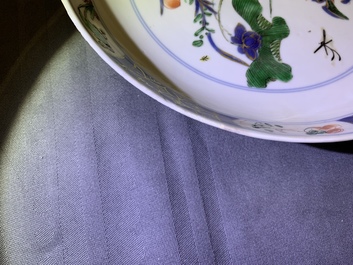 Une paire d'assiettes en porcelaine de Chine famille verte, Kangxi