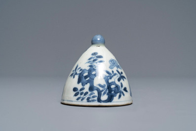 Een Chinese blauw-witte waterdruppelaar met 'Lange Lijzen', Kangxi