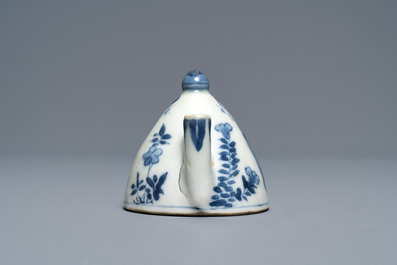 Een Chinese blauw-witte waterdruppelaar met 'Lange Lijzen', Kangxi