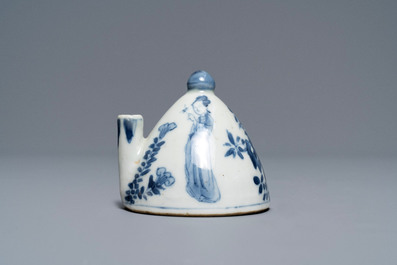 Een Chinese blauw-witte waterdruppelaar met 'Lange Lijzen', Kangxi