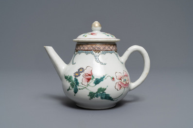 Een Chinese famille rose theepot met deksel met fijn floraal decor, Yongzheng
