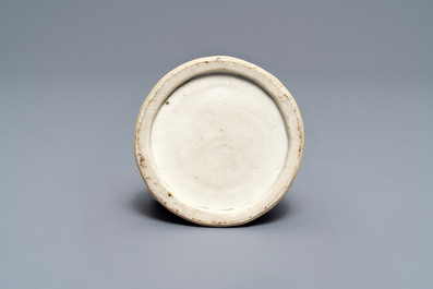 Een Chinese blauw-witte waterdruppelaar met 'Lange Lijzen', Kangxi