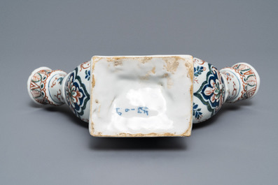 A Dutch Delft cashmere palette tulip vase, 17/18th C.