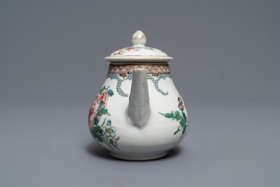 Een Chinese famille rose theepot met deksel met fijn floraal decor, Yongzheng