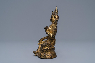 Une figure d'une Tara Verte en bronze dor&eacute;, Sino-Tibet, 17/18&egrave;me