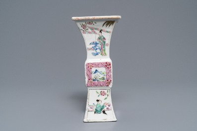 Een paar vierkante Chinese famille rose 'Romance of the Western chamber' vazen, Yongzheng