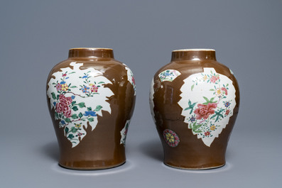 Twee Chinese famille rose 'capucijner' vazen, Qianlong