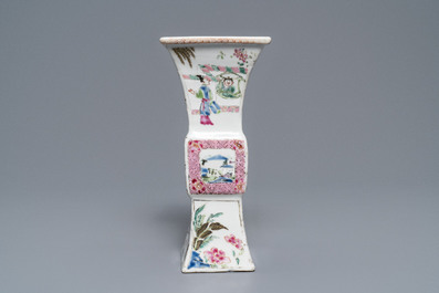 Een paar vierkante Chinese famille rose 'Romance of the Western chamber' vazen, Yongzheng